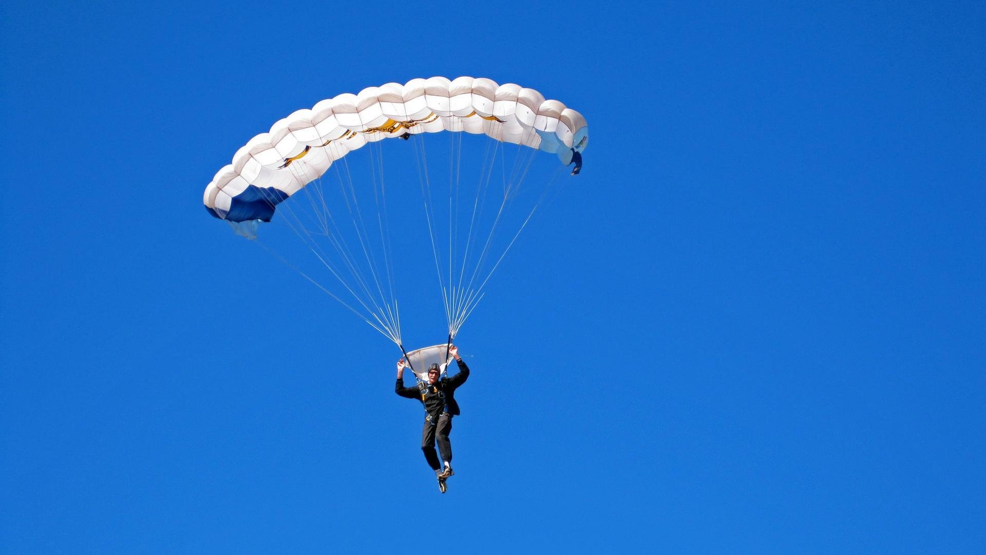 新闻中心发布全国大众冰雪运动参与人群统计报告，大众冰雪运动科学健身指南